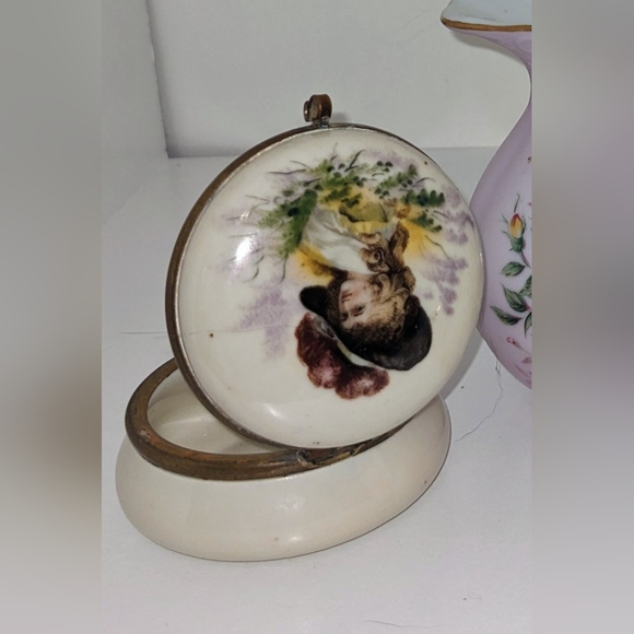 Vintage Porcelain Trinket Box with Lady Portrait - Picture 2 of 2